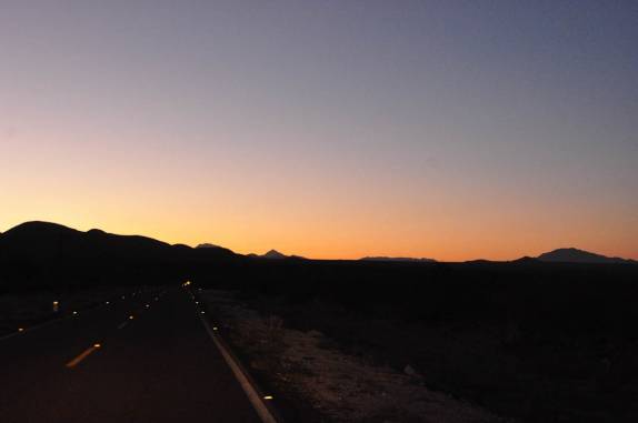 Dirigindo no final da tarde entre Mulegé e Santa Rosalía, na Baja California - México